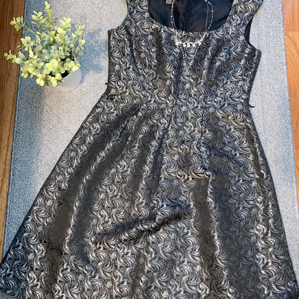 SLEEVELESS DRESS LIKE NEW